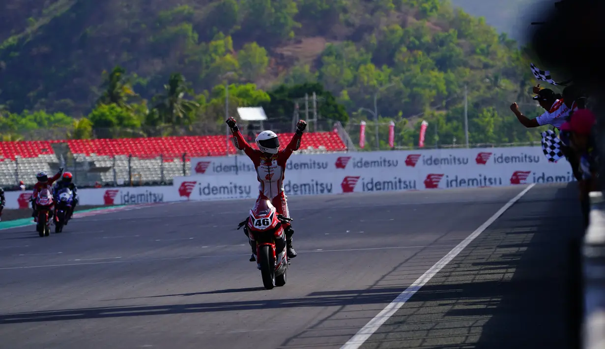 Selebrasi pembalap Astra Honda Racing Team (AHRT), Herjun Atna Firdaus setelah menjadi yang tercepat pada balapan race kedua kelas AP250 pada seri keempat Asia Road Racing Championship (ARRC) Mandalika 2023 di Sirkuit Mandalika, Lombok, Minggu (13/8/2023). (Dok. AHRT)