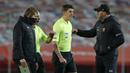 Southampton vs Manchester United. (2/2/2021). Manajer tim Southampton, Ralph Hasenhuttl (kanan) memprotes wasit Mike Dean usai berakhirnya laga melawan Manchester United. (AFP/Phil Noble/Pool)