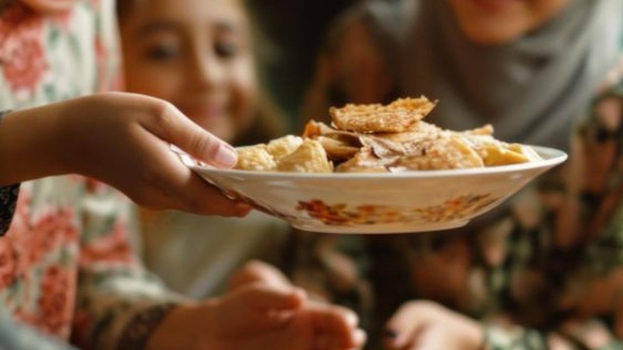 Mengonsumsi beragam buah dan sayur ini selama bulan puasa dapat membantu menjaga keseimbangan nutrisi, hidrasi, dan energi tubuh Anda.