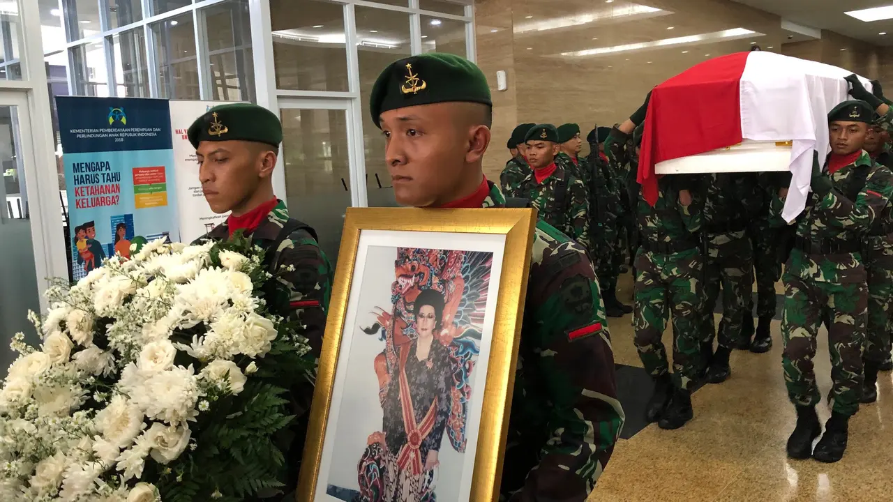 Jenazah Mien Sugandhi diberangkatkan ke TMP Kalibata
