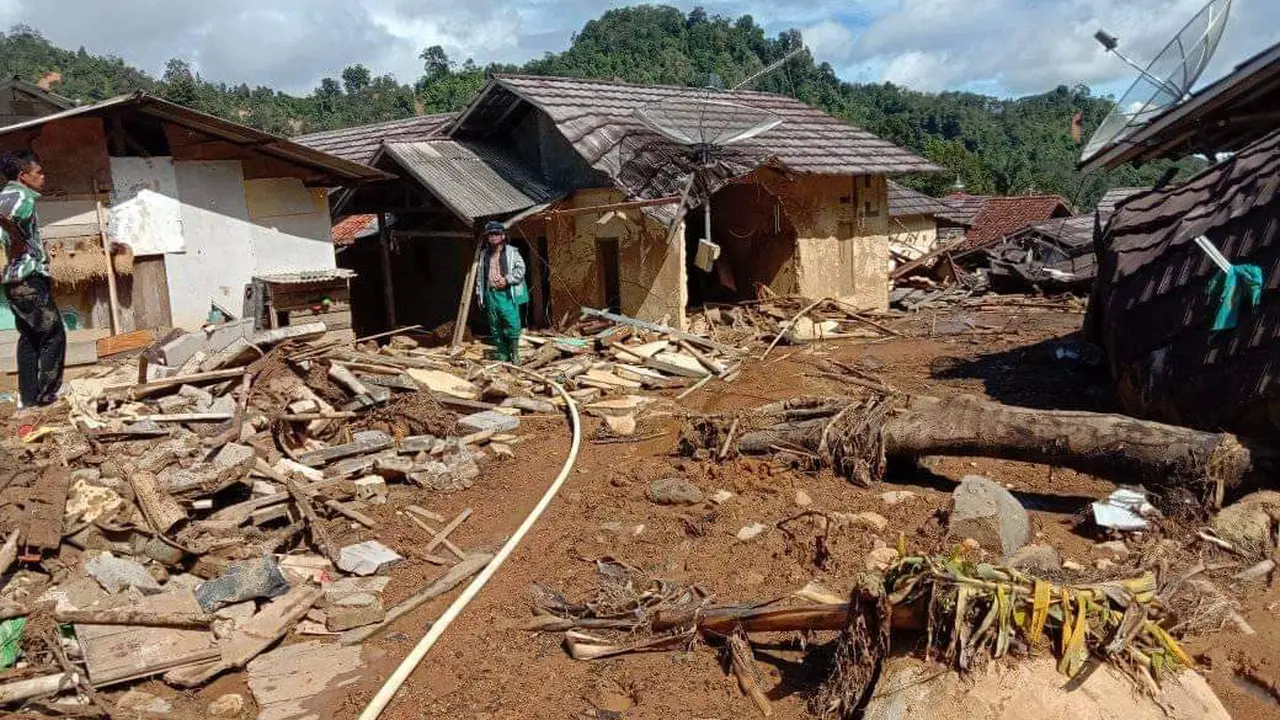 Banjir bandang dan longsor melanda empat kecamatan di Kabupaten Bogor, Jawa Barat pada 1 Januari 2020.
