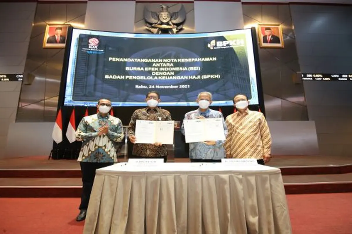 Penandatanganan nota kesepahaman antara Bursa Efek Indonesia (BEI) dengan Badan Pengelola Keuangan Haji (BPKH) pada Rabu, 24 November 2021 (Foto: BEI)
