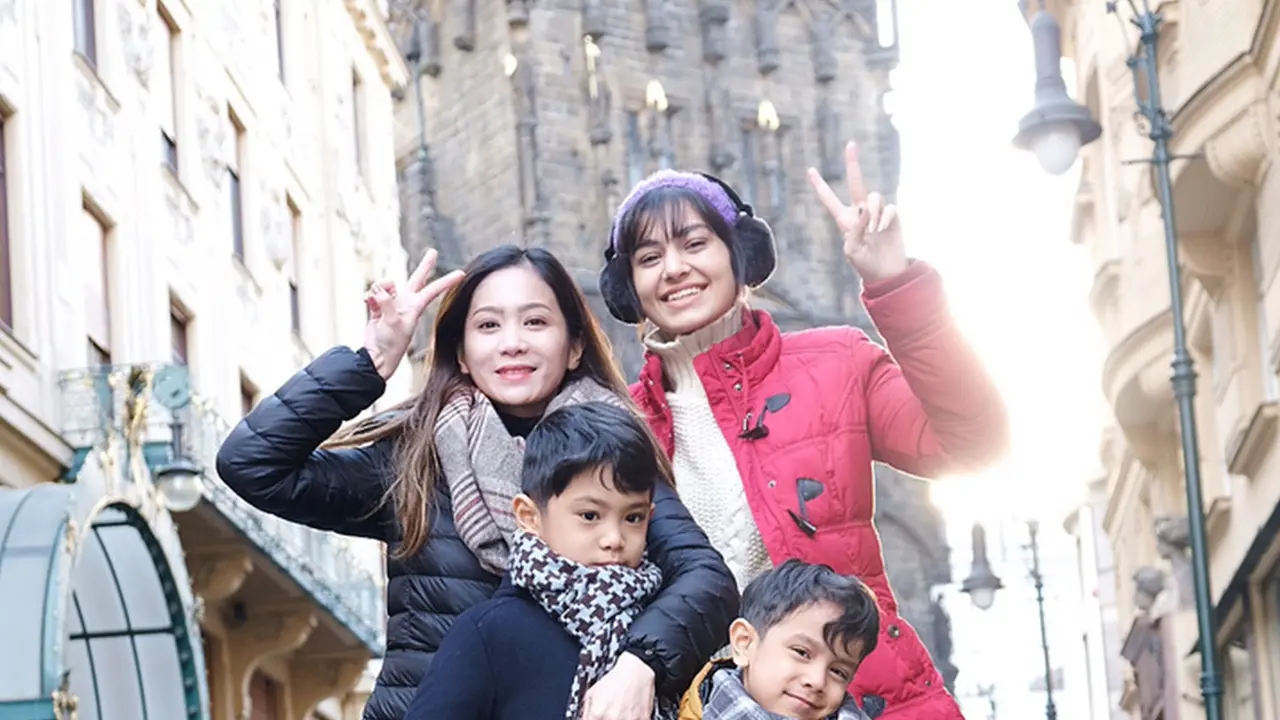 FOTO: Begini Kedekatan Bunga Zainal dengan Anak Sambungnya Karena Kaur