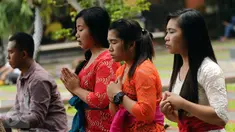 Umat Hindu memanjatkan doa saat perayaan Nyepi di Pura Aditya Jaya, Rawamangun, Jakarta, Selasa (28/3). Nyepi dirayakan dengan melakukan kegiatan keagamaan di pura. (Liputan6.com/Helmi Fithriansyah)
