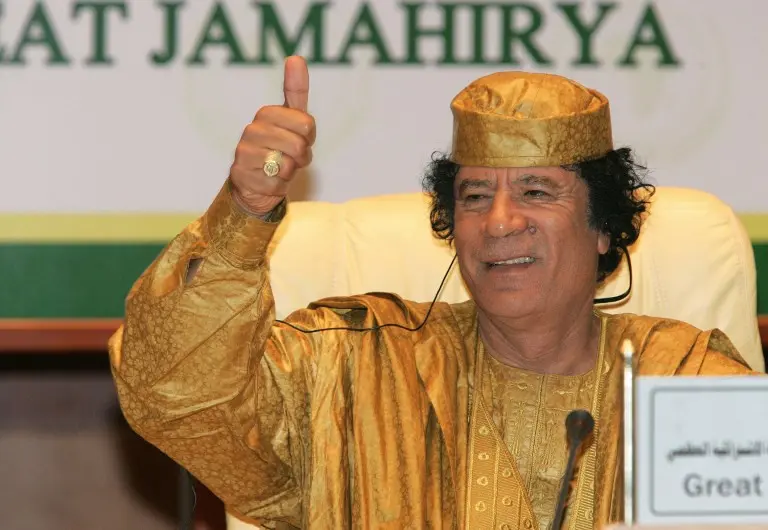 Muammar Khadafi saat pertemuan dengan negara-negara uni afrika. Foto diambil pada 5 Juli 2005 (CRIS BOURONCLE / AFP)