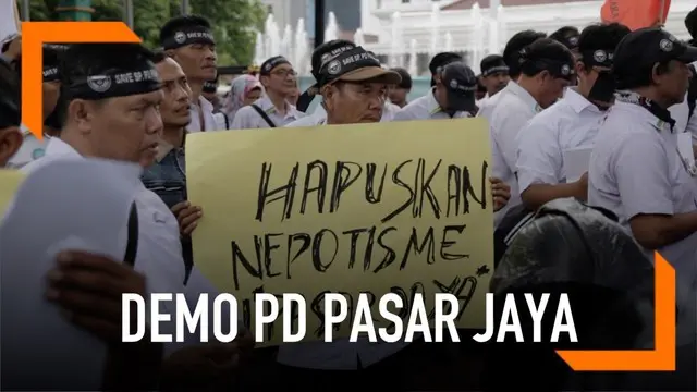 Ratusan Pekerja PD Pasar Jaya menggelar aksi demonstrasi di depan Balai Kota DKI Jakarta. Mereka menuntut Gubernur DKI mengganti direksi PD Pasar Jaya karena dinilai melanggar aturan perekrutan karyawan.