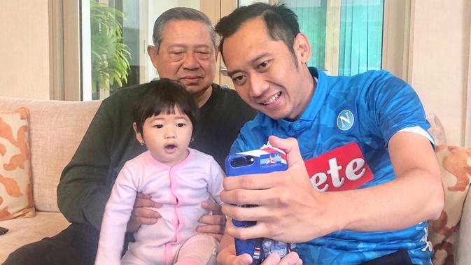 Ani Yudhoyono menerima video call dari cucunya, Gaia. (dok. Instagram @aniyudhoyono/https://www.instagram.com/p/BuAjIBahugN/Putu Elmira)