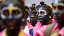 Seorang siswa ikut berpartisipasi jelang perayaan Festival Janmashtami di Mumbai, India (23/08). Menurut kalender Hindu, Janmashtami dirayakan pada hari kedelapan dari dua minggu gelap di bulan Bhadrapad atau ashtami dari Krishnapaksha. (REUTERS/Danish)