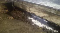 Diterjang gelombang pasang, tanggul pantai di Bali jebol (Liputan6.com / Dewi Divianta)