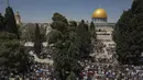 Jemaah Palestina melaksanakan Sholat Jumat pertama bulan suci Ramadhan di kompleks Masjid Al Aqsa di kota tua Yerusalem, Jumat (16/4/2021). (AP Photo/Mahmoud Illean)