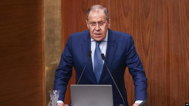 Dalam foto yang dirilis oleh Kemlu Rusia, Menteri Luar Negeri Rusia Sergey Lavrov berbicara di depan forum Liga Arab di Kairo, Mesir, Minggu, 24 Juli 2022. (Layanan Pers Kemlu Rusia via AP)