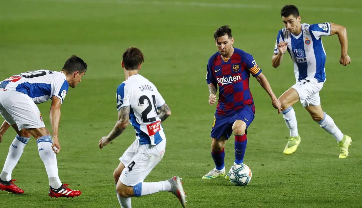 Striker Barcelona, Lionel Messi, berusaha melewati pemain Espanyol pada laga La Liga di Stadion Camp Nou, Rabu (8/7/2020). Barcelona menang 1-0 atas Espanyol. (AP/Joan Monfort)