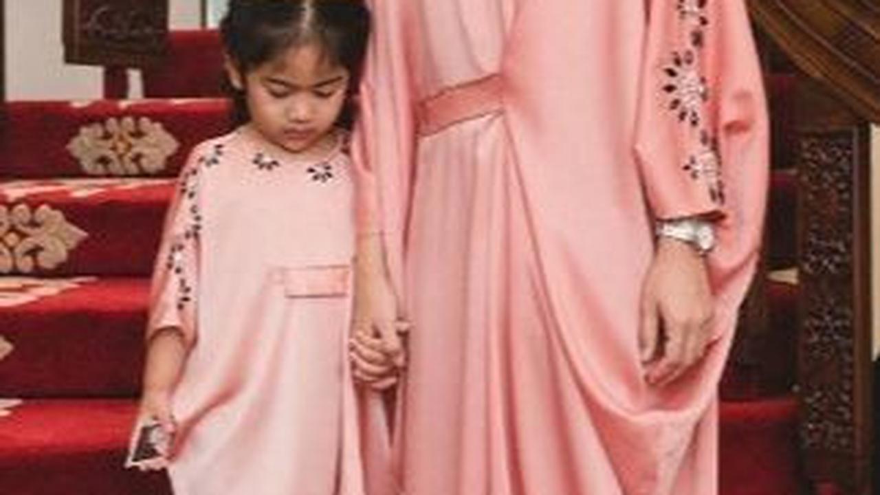 2.&nbsp;Kaftan: Elegansi dengan Sentuhan Klasik