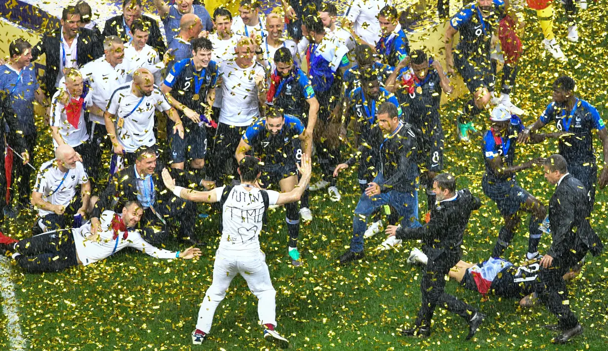 Seorang penyusup berhasil mendekati para pemain timnas Prancis yang sedang merayakan keberhasilan mereka meraih trofi Piala Dunia 2018 di Stadion Luzhniki, Rusia. ( AFP/Mladen Antonov )