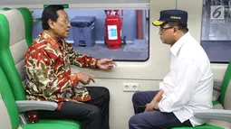 Menhub, Budi Karya Sumadi (kiri) bersama Gubernur DIY, Sri Sultan Hamengku Buwono X bincang jelang meninjau Bandara Internasional Yogyakarta, Kulon Progo, DI Yogyakarta, Rabu (24/4). Rencananya bandara ini mulai beroperasi, 29 April mendatang. (Liputan6.com/Helmi Fithriansyah)