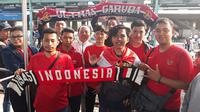 Suporter Timnas Indonesia U-23 di Stasiun Manggarai, Jakarta, Minggu (12/8/2018), jelang laga melawan China Taipei pada matchday pertama penyisihan Grup A Asian Games 2018. (Bola.net/Fitri Apriani)