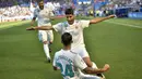Striker Real Madrid, Marco Asensio, merayakan gol yang dicetak oleh Dani Ceballos ke gawang Deportivo Alaves pada laga La Liga di Stadion Mendizorroza, Sabtu (23/9/2017). Real Madrid menang 2-1 atas  Deportivo Alaves. (AP/Alvaro Barrientos)