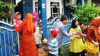 Silaturahmi ke rumah tetangga dan saudara. 