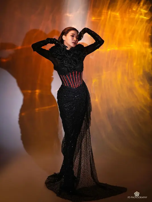 Rok sequin asimetris dan high leather boots jadi aksen klasik yang menambah kesan glamor. [@fd_photography]