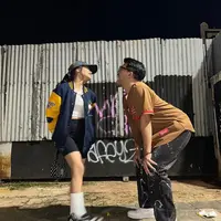 Tak pernah kehabisan gaya, kali ini keduanya tampil stylish dengan outfit kasual. @fuji_an.