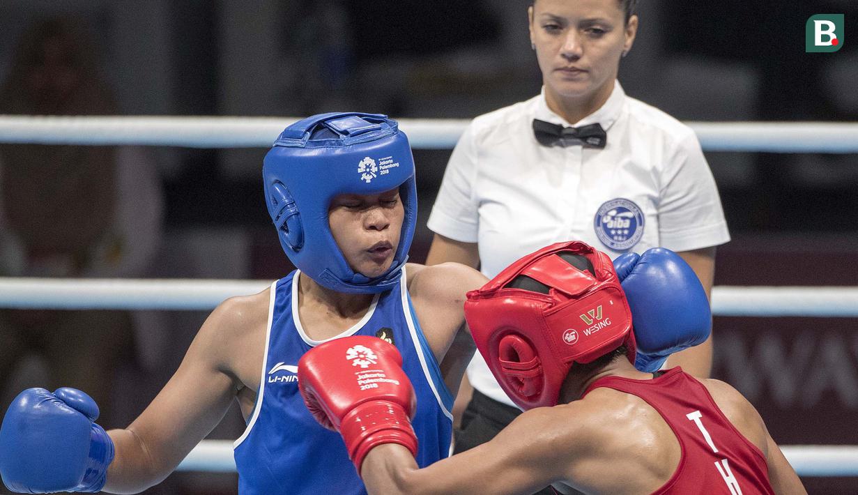 Petinju asal Indonesia Huswatun Hasanah gagal melangkah ke final setelah dikalahkan Sudaporn Seesondee asal Thailand di babak semifinal kelas ringan (57-60 kg) Asian Games 2018 di JIExpo Kemayoran Jakarta, Jumat (31/8/2018). (Bola.com/Peksi Cahyo)
