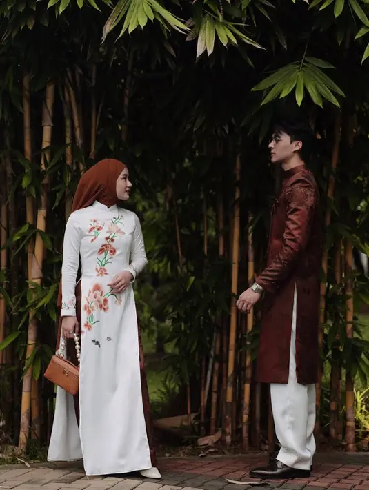 Dinda Hauw dan Rey Mbayang pilih Cheongsam dan Changsan sebagai busana Lebaran tahun ini. Dinda padukan cheongsam panjang bordir bunga dengan celana cokelat gelap dan hijab. Sedangkan Rey Mbayang kompak bersama kedua putranya dengan Changsan cokelat metalik dan celana putih [@dindahw]