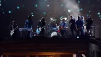 Band Foo Fighters menghibur penonton dalam acara Brit Awards 2018 di London, Rabu (21/2). Dalam penghargaan tahun ini, Foo Fighter mendapatkan katagori Best International Group. (Joel C Ryan / Invision / AP)