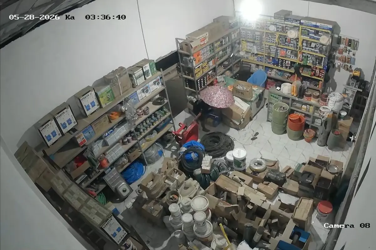 Viral CCTV Maling Berpayung Merah Muda di Lampung, Polisi Ungkap Komplotan Spesialis 30 TKP
