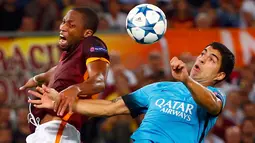 Penyerang Barcelona, Luis Suarez (kanan) berebut bola dengan gelandang AS Roma, Seydou Keita pada laga penyisihan grup E Liga Champions di Olimpico Stadium (17/9/2015). Barcelona menahan imbang tuan rumah AS Roma dengan skor 1-1. (REUTERS/Tony Gentile)