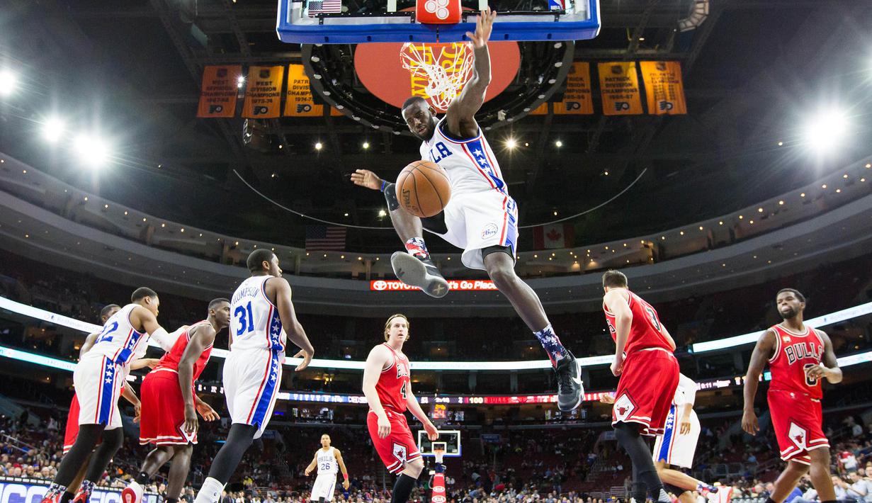 Pebasket Philadelphia 76ers, JaKarr Sampson memasukan bola pada laga NBA melawan Chicago Bulls di Wells Fargo Center, USA, Selasa (10/11/2015). (USA Today Sports/Bill Streicher)