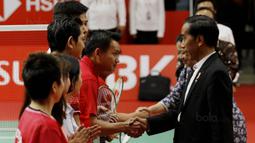 Presiden RI, Joko Widodo, bersalaman dengan para legenda saat peresmian Istora Senayan, Selasa (23/1/2018). Setelah direnovasi Istora kini berkapasitas 7.120 penonton dan memiliki kursi dan pencahayaan yang lebih baik. (Bola.com/M Iqbal Ichsan)