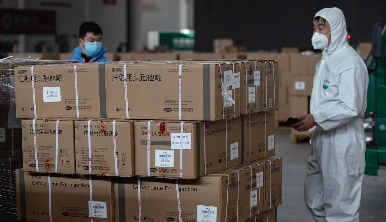 Anggota staf dan sukarelawan mengenakan masker menyiapkan pasokan medis di convention hall yang telah diubah menjadi rumah sakit darurat di Wuhan, Provinsi Hubei, China (4/2/2020). Sebuah pusat pameran diubah menjadi rumah sakit darurat untuk menampung pasien terinfeksi virus corona. (AFP/STR)