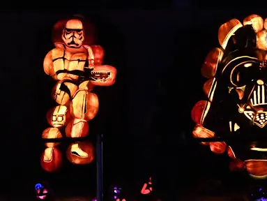 Kreasi seni berwujud tokoh Star Wars yang dibuat dari labu pada perayaan malam Festival Halloween di Los Angeles, California (16/10). Perayaan ini juga dikenal dengan sebutan Allhalloween, All Hallows' Eve, atau All Saints' Eve. (AFP/Mark Ralston)