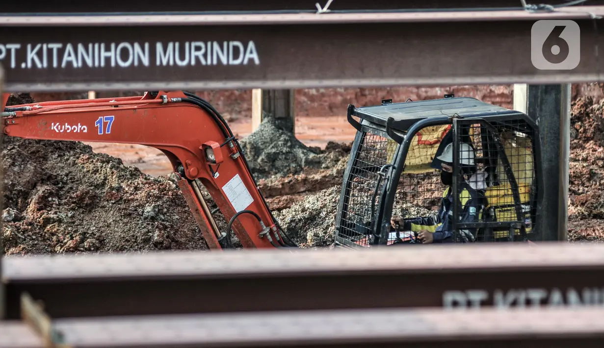 Pekerja menyelesaikan proyek pembangunan MRT Jakarta Fase 2A di kawasan Monas, Jakarta, Senin (31/5/2021). Paket proyek fase 2A pertama atau CP201 untuk rute Bundaran HI-Harmoni, paket kedua atau CP202 Harmoni-Mangga Besar, dan paket ketiga CP203 Mangga Besar-Kota. (merdeka.com/Iqbal S. Nugroho)