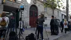 Sejumlah awak media meliput di depan Hotel Rue Tronchet pasca Kim Kardashian dirampok, Paris, Senin (3/10). Kim dilaporkan telah dirampok oleh 5 pria bersenjata yang menyelinap masuk ke kamarnya saat menginap di Hotel tersebut. (REUTERS/ Gonzalo Fuentes)