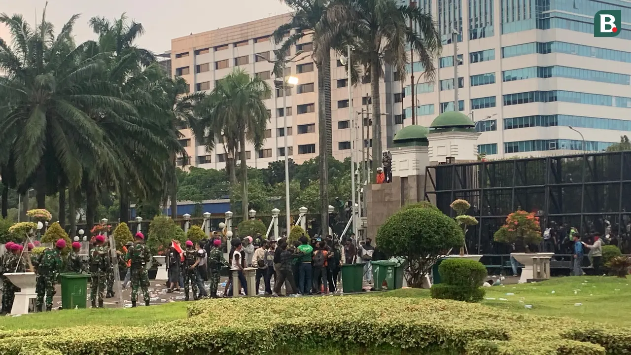 Demonstrasi di depan Gedung DPR RI