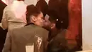 Tak hanya sekedar bertemu, keduanya bahkan tertangkap kamera tengah berciuman. (Metro)