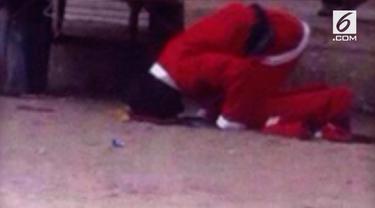 Seorang pria yang menggunakan kostum Sinterklas tepergok warga sedang salat di pinggir jalan.
