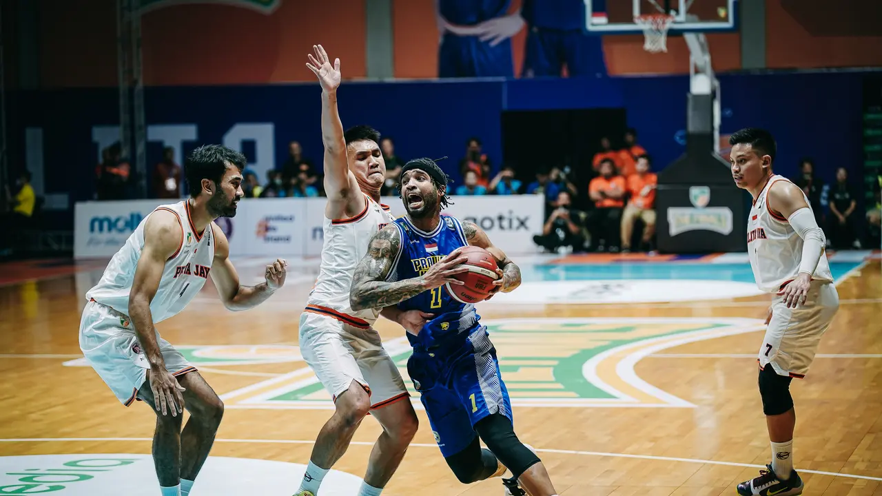 Duel sengit Pelita Jaya vs Prawira di IBL Final 2023