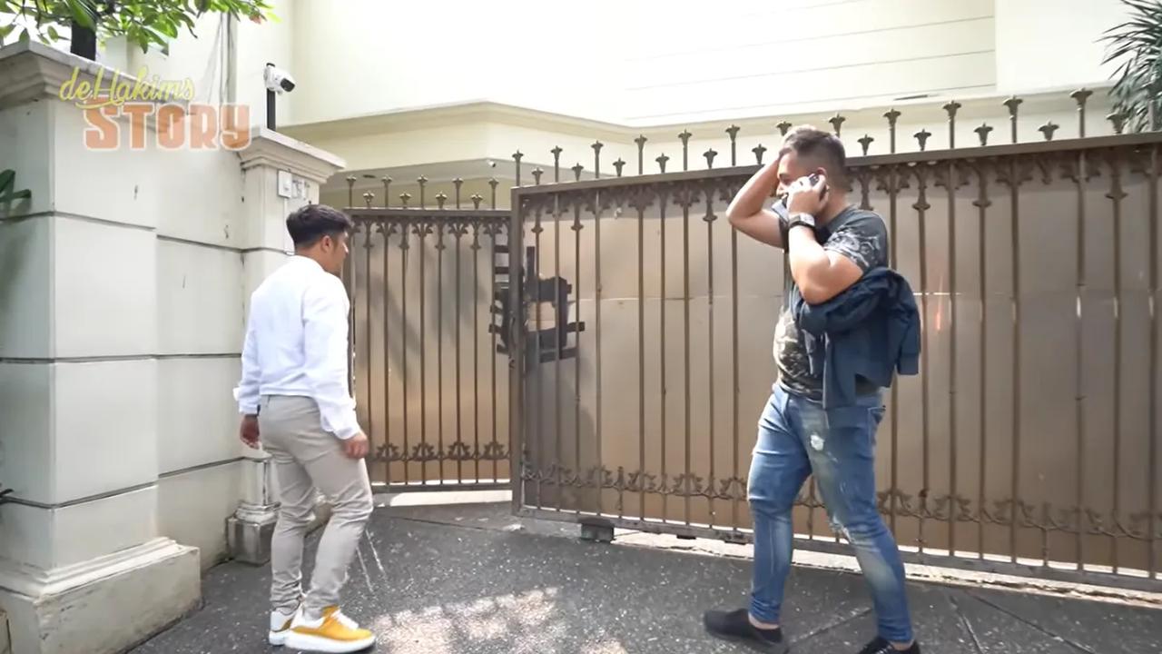Irfan Hakim tampak berada di depan rumah Mandala. Mandala sempat berseloroh dengan memencet bel untuk Irfan Hakim.