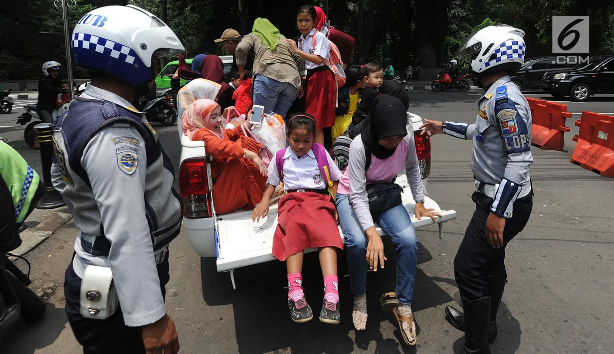 Warga menaiki mobil patroli Dinas Perhubungan Kota Bogor saat aksi mogok sopir angkot 08 dan 09 di kawasan Tugu Kujang, Selasa (13/11). Aksi mogok memprotes pengoperasian angkot modern itu membuat ratusan penumpang terlantar. (Merdeka.com/Arie Basuki)
