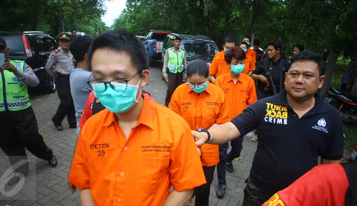 Tersangka WNA asal China yang diduga melakukan kegiatan kejahatan cyber crime digiring petugas jelang pres rilis di Polsek Metro Penjaringan, Kapuk Muara, Jakarta, Selasa (24/1). (Liputan6.com/ Immanuel Antonius)