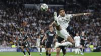 Penyerang Real Madrid asal Brasil Rodrygo menendang bola selama pertandingan leg kedua perempat final Liga Champions UEFA antara Real Madrid CF dan Arsenal di Stadion Santiago Bernabeu di Madrid pada 16 April 2025.OSCAR DEL POZO / AFP