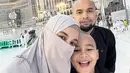 Shireen dan Teuku Wisnu pun sangat senang bisa menjalani ibadah umrah bersama anak mereka.