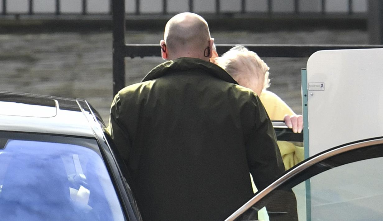 Pangeran Philip (kanan tengah) Ketika bersiap meninggalkan rumah sakit Prince Edward VII di London, Selasa (116/3/2021). Suami Ratu Elizabeth II yang berusia 99 tahun tersebut dirawat di rumah sakit pada 16 Februari terkait infeksi dan operasi jantung. (Dominic Lipinski/PA via AP)