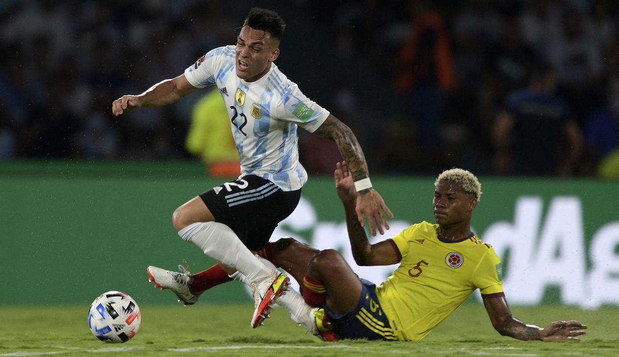 Argentina tampil menekan sejak awal pertandingan meski tanpa sang bintang andalan, Lionel Messi. Namun, kombinasi antara Angel Di Maria dan Papu Gomez belum berhasil memberikan suplai bola yang matang ke Lautaro Martinez (kiri). (AFP/Juan Mabromata)