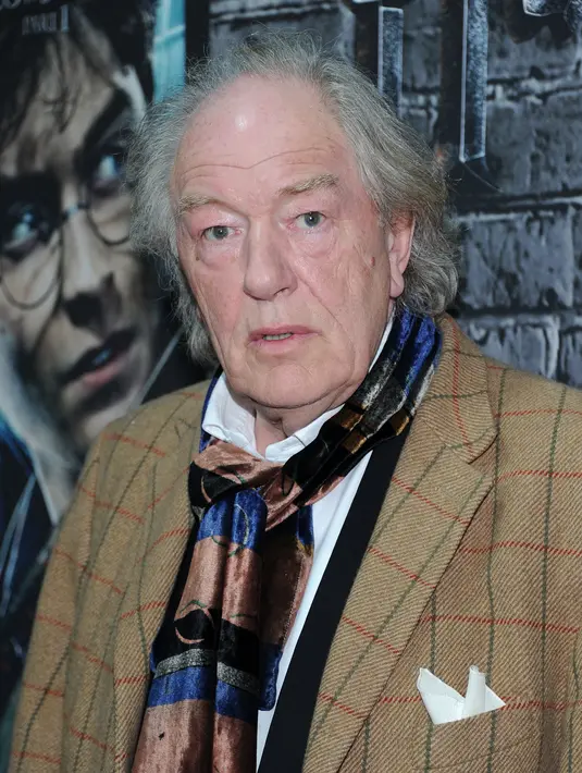 Penampilan Gambon sebagai kepala sekolah Hogwarts ini langsung memikat hati penggemar franchise Harry Potter. (JASON KEMPIN / GETTY IMAGES NORTH AMERICA / GETTY IMAGES VIA AFP)