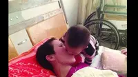 Gao Qinbao Kunyah dan Suapi Sang Ibu Makan dari Mulutnya