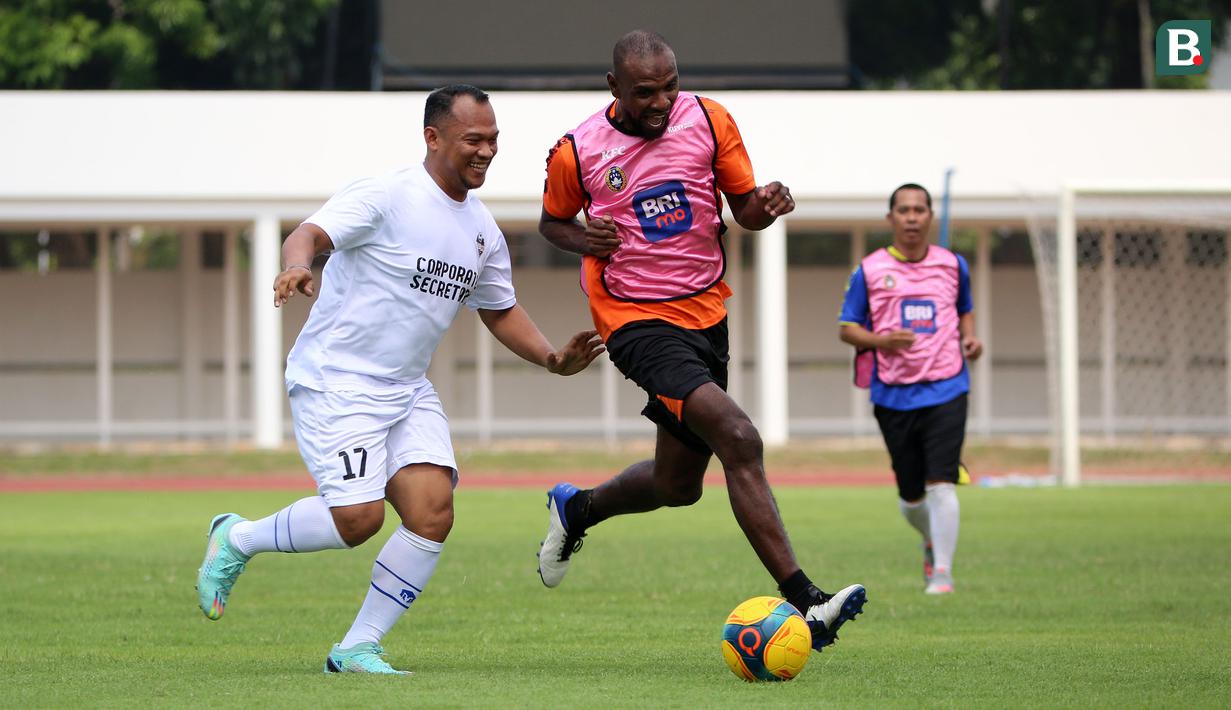 <p>Legenda sepak bola Prancis, Eric Abidal bermain pada acara puncak BRImo Future Garuda yang bertajuk FOURFEO Mini Tournament di Stadion Madya, Jakarta, Kamis (01/06/2023). (Bola.com/Bagaskara Lazuardi)</p>