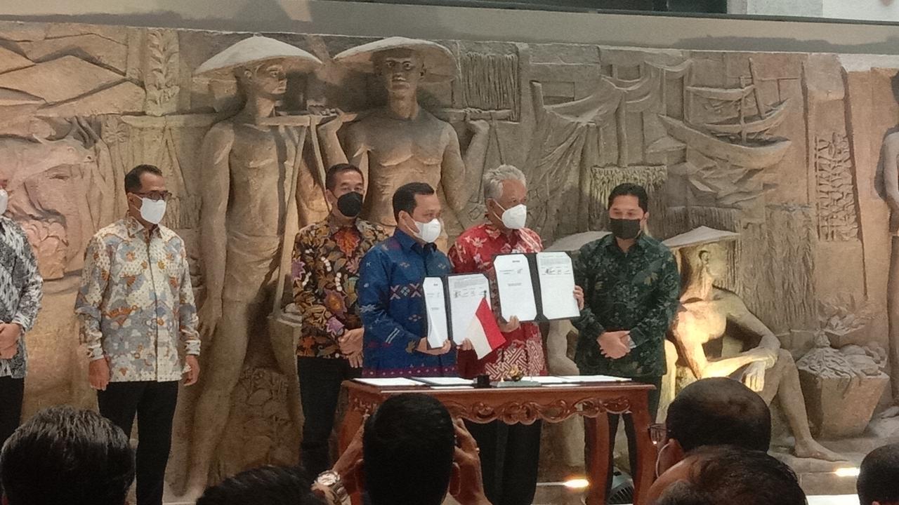 Menteri BUMN Erick Thohir, Menteri Perhubungan Budi Karya Sumadi, dan Direktur Utama PT Angkasa Pura II (Persero) Muhammad Awaluddin dalam penandatanganan perjanjian pengelolaan Bandara Internasional Kualanamu, Kamis (7/7/2022).